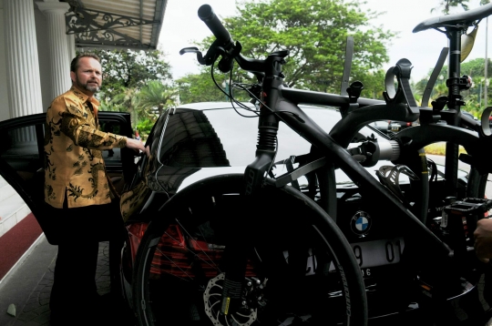 Gaya unik Duta Besar Norwegia bersepeda atasi macet di Jakarta