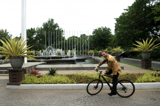 Gaya unik Duta Besar Norwegia bersepeda atasi macet di Jakarta