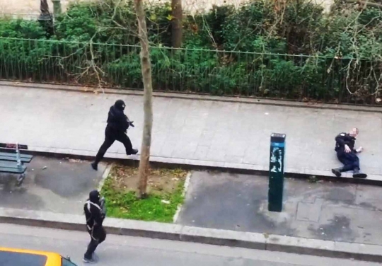 Ini aksi pelaku serangan kantor Charlie Hebdo bantai polisi