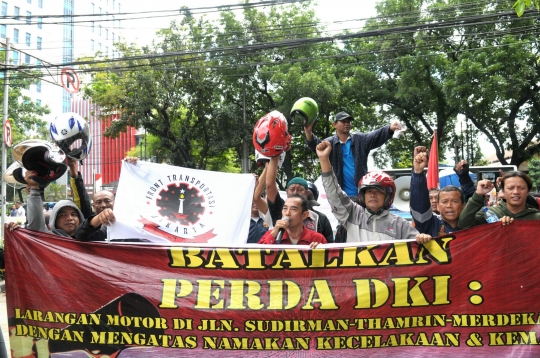 Tolak pelarangan motor, tukang ojek geruduk kantor DPRD DKI