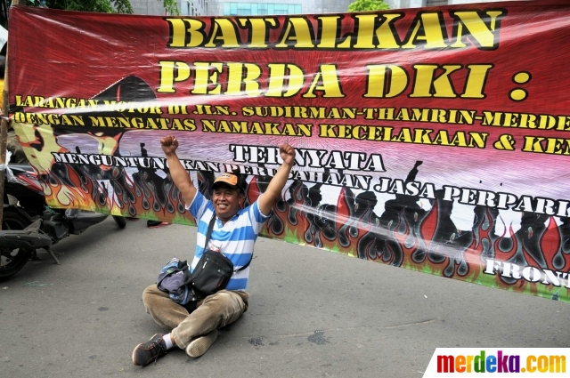 Foto Tolak pelarangan motor  tukang  ojek geruduk kantor 