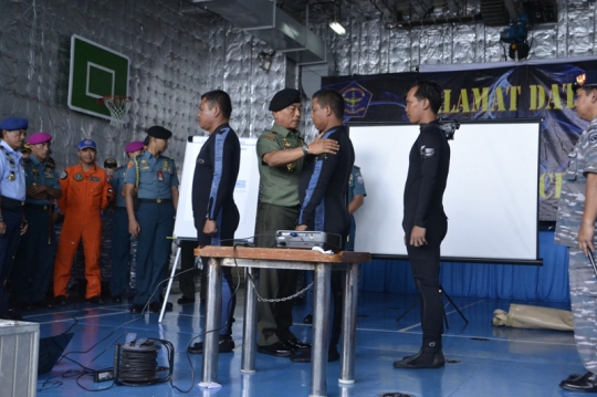 Gaya Jenderal Moeldoko beri semangat penyelam cari black box