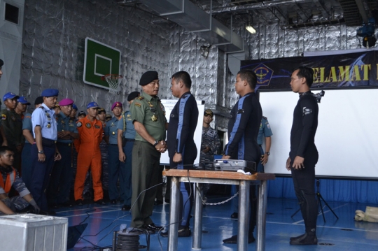 Gaya Jenderal Moeldoko beri semangat penyelam cari black box