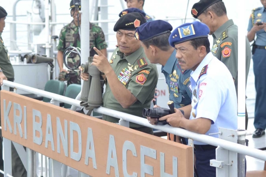 Gaya Jenderal Moeldoko beri semangat penyelam cari black box