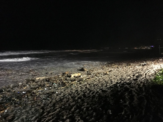 Menengok kotornya Pantai Seminyak Bali