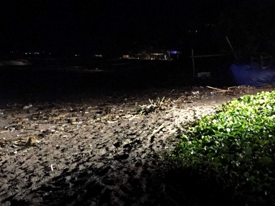 Menengok kotornya Pantai Seminyak Bali