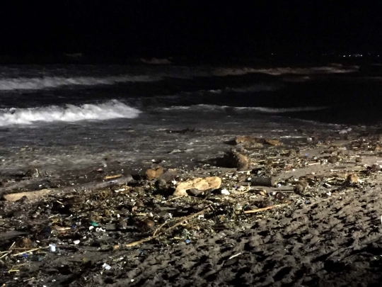 Menengok kotornya Pantai Seminyak Bali