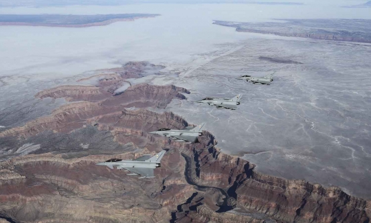 Aksi jet militer Inggris latihan tempur di atas Grand Canyon