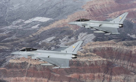 Aksi jet militer Inggris latihan tempur di atas Grand Canyon