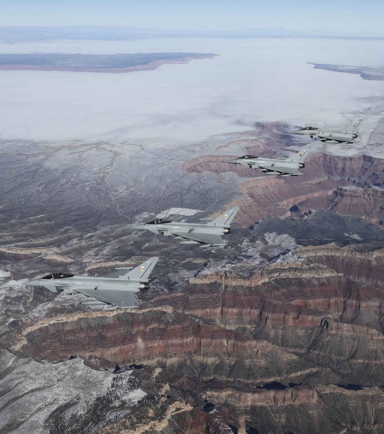 Aksi jet militer Inggris latihan tempur di atas Grand Canyon