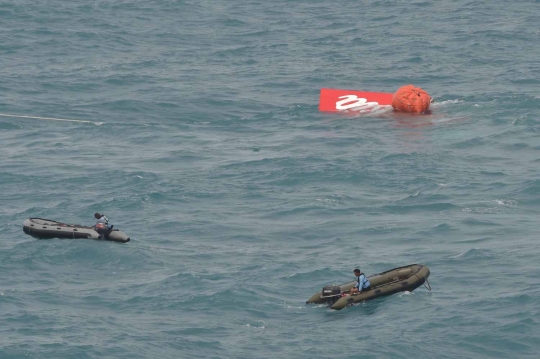 Mengintip proses pengangkatan ekor pesawat AirAsia QZ8501