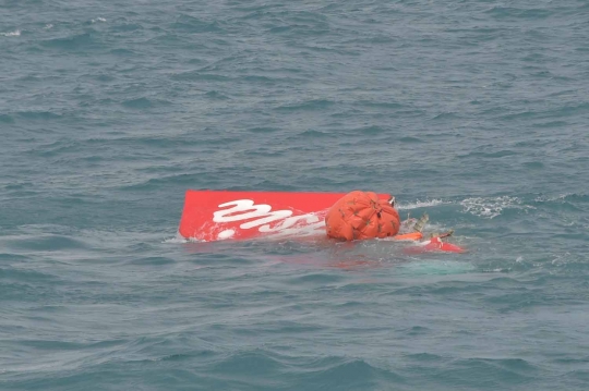 Mengintip proses pengangkatan ekor pesawat AirAsia QZ8501