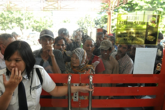 Cairkan dana PSKS, warga Jakarta Selatan antre hingga 5 jam
