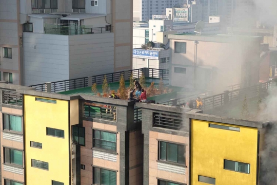 Kebakaran dahsyat lahap apartemen, 3 tewas & 101 luka-luka