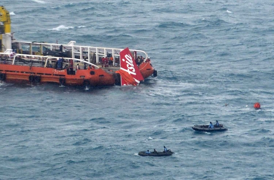 Detik-detik pengangkatan ekor pesawat AirAsia dari dasar laut