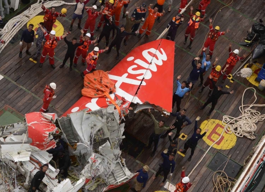 Detik-detik pengangkatan ekor pesawat AirAsia dari dasar laut