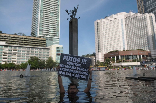 Aksi 'mandi' di kolam menolak kontrak kerjasama air di HI