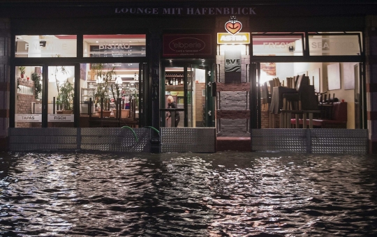 Pasar Ikan terkenal di dunia di Kota Hamburg kebanjiran