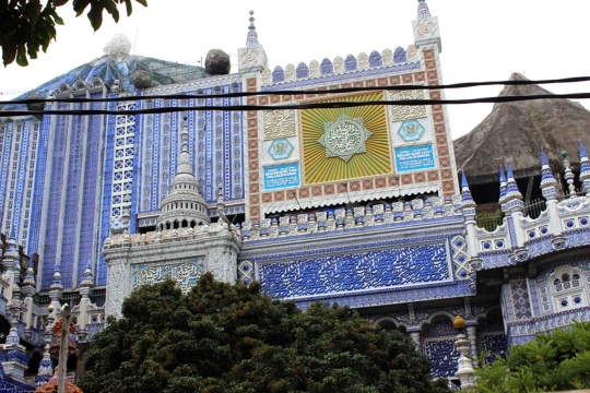 Melihat kemegahan Masjid Tiban yang diyakini dibangun oleh jin