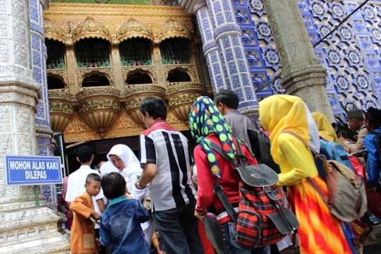 Melihat kemegahan Masjid Tiban yang diyakini dibangun oleh jin