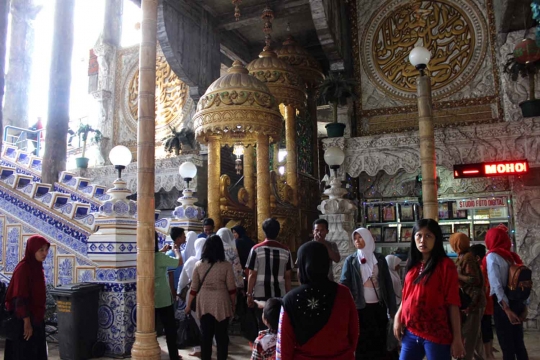 Melihat kemegahan Masjid Tiban yang diyakini dibangun oleh jin