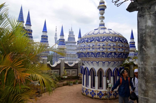 Melihat kemegahan Masjid Tiban yang diyakini dibangun oleh jin