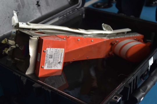 Ini FDR black box AirAsia yang ditemukan di dasar Laut Jawa