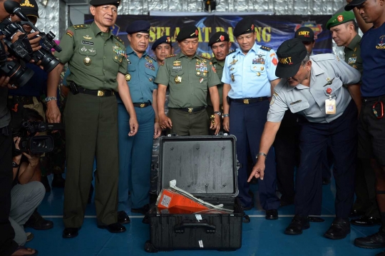 Ini FDR black box AirAsia yang ditemukan di dasar Laut Jawa