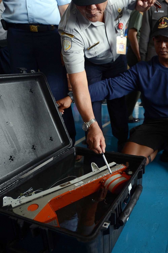 Ini FDR black box AirAsia yang ditemukan di dasar Laut Jawa