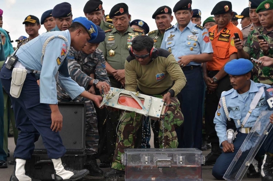 Ini FDR black box AirAsia yang ditemukan di dasar Laut Jawa