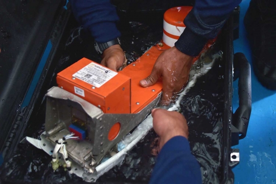 Ini FDR black box AirAsia yang ditemukan di dasar Laut Jawa