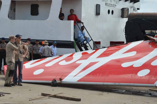 Begini proses pemotongan ekor pesawat AirAsia QZ8501