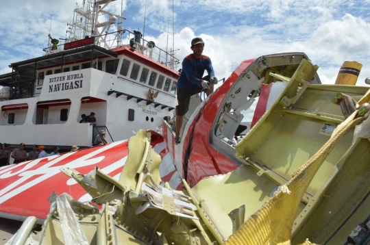 Begini proses pemotongan ekor pesawat AirAsia QZ8501