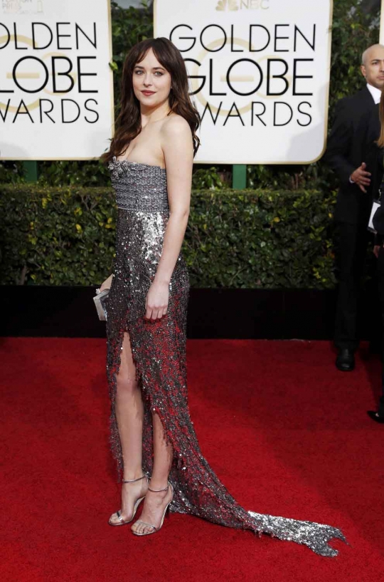 Gaya glamor seleb seksi Hollywood hadiri Golden Globe Awards