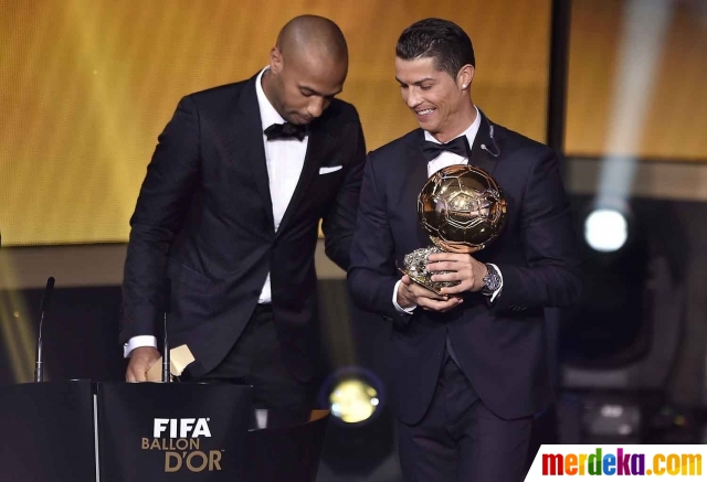 Foto : Cristiano Ronaldo raih Ballon d'Or 2014 merdeka.com