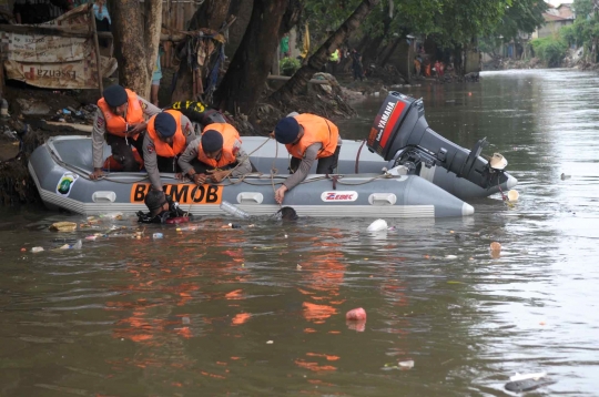 Aksi polisi gelar simulasi penanganan banjir di Kampung Pulo