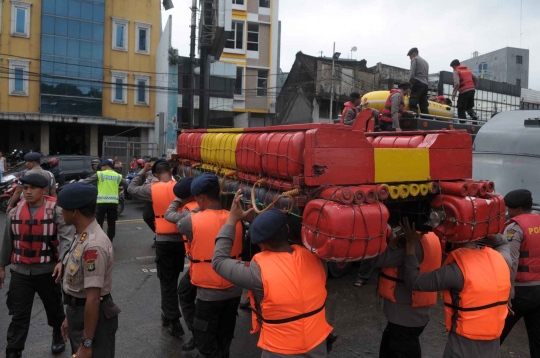 Aksi polisi gelar simulasi penanganan banjir di Kampung Pulo