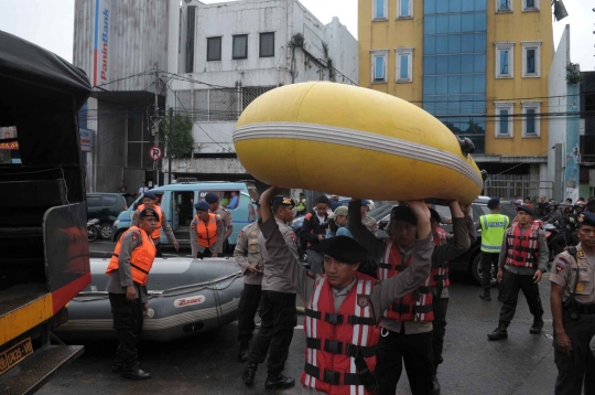 Aksi polisi gelar simulasi penanganan banjir di Kampung Pulo