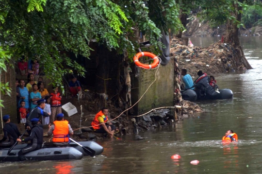 Aksi polisi gelar simulasi penanganan banjir di Kampung Pulo