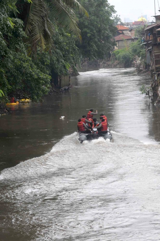 Aksi polisi gelar simulasi penanganan banjir di Kampung Pulo