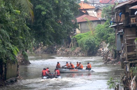 Aksi polisi gelar simulasi penanganan banjir di Kampung Pulo