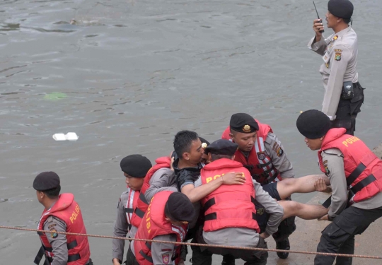 Aksi polisi gelar simulasi penanganan banjir di Kampung Pulo