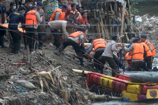 Aksi polisi gelar simulasi penanganan banjir di Kampung Pulo