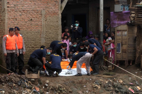 Aksi polisi gelar simulasi penanganan banjir di Kampung Pulo