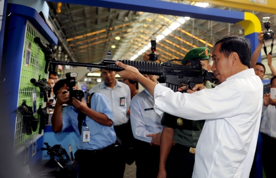 Gaya Jokowi jajal senjata canggih buatan Pindad