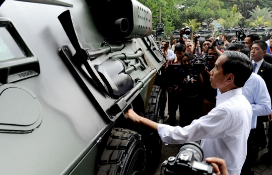 Gaya Jokowi jajal senjata canggih buatan Pindad