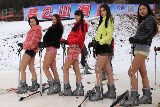 Seksinya gadis di China bermain ski hanya pakai celana dalam