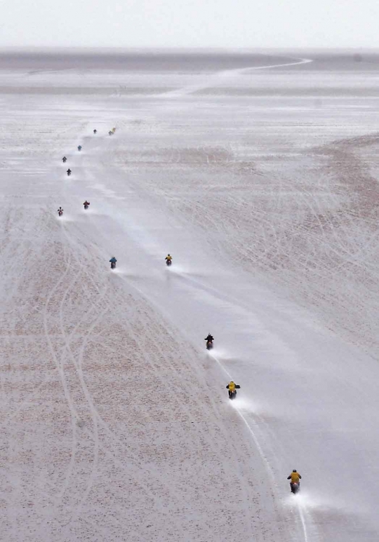 Serunya ajang Reli Dakar lintasi gurun garam Salar de Uyuni