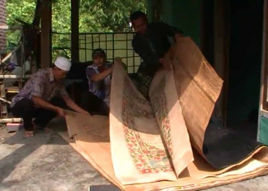 Ini wujud Alquran raksasa yang gegerkan warga Sidoarjo