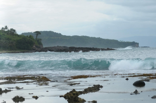 Sensasi memancing di tengah deburan ombak Pantai Legon Pari Sawarna